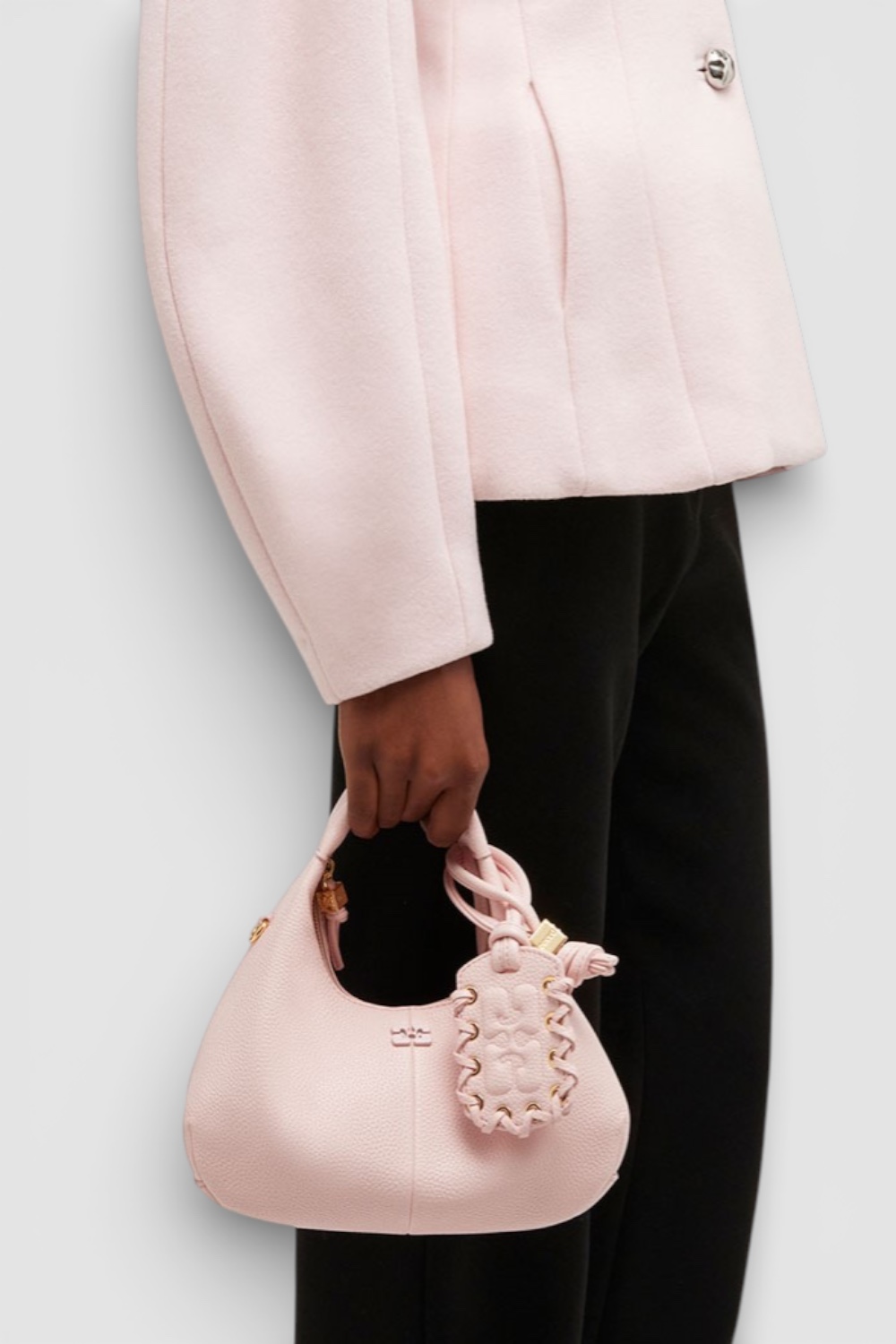 תמונת כל הלוק של תיק נשיאה הובו מיני